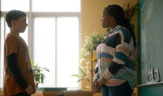 Samantha Fins in Défense d'entrer! (2021)