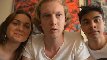 Claudia Galli, Christoffer Nordenrot, and William Spetz in Hoppas farfar dör (2014)