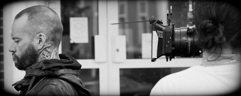 The main actor in the Film Gwen Clause IGLITIBAS The dog crying.