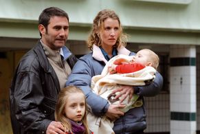 Alexandra Lamy, Sergi López, Arthur Peyret, and Mélusine Mayance in Ricky (2009)