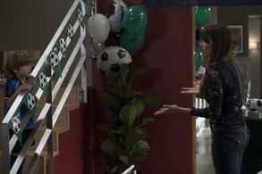 Sofía Vergara and Jeremy Maguire in Modern Family (2009)