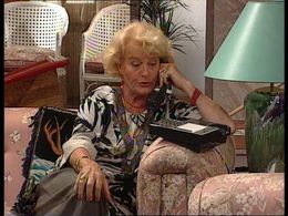 Truus Dekker in We zijn weer thuis (1989)