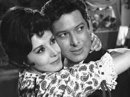 Vicente Parra and Concha Velasco in Fair of the Dove (1963)