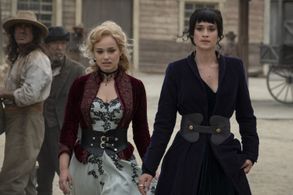 Rose Williams and Niv Sultan in That Dirty Black Bag (2022)