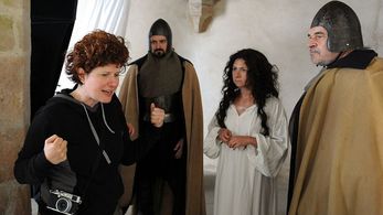 Martha Issová and Alice Nellis in The Seven Ravens (2015)