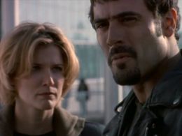 Rebecca Chambers and Jeffrey Dean Morgan in Sliders (1995)