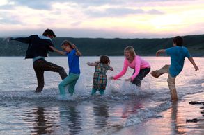 Rosamund Pike, David Tennant, Bobby Smalldridge, Emilia Jones, and Harriet Turnbull in What We Did on Our Holiday (2014)