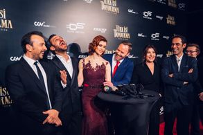 Will Thorp, Ali Atay, Caner Kurtaran, Sebnem Bozoklu, Marleen Mathews, Erkan Kolçak Köstendil, and James Farley in Turki