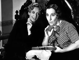 Eva Franco and Lydia Lamaison in En mi casa mando yo (1968)