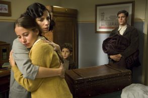 Maribel Verdú, Irene Escolar, Roger Príncep, and Martiño Rivas in The Blind Sunflowers (2008)