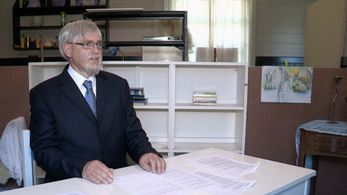 Director David Whittet, himself a practising physician, plays Amiri's doctor in Rere's Children.