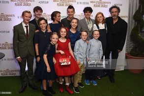 Eva Green, Asa Butterfield, Ella Purnell, Pixie Davies, Raffiella Chapman, Finlay MacMillan, Milo Parker, Lauren McCrost