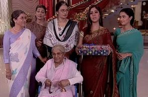 Neelam Mehra, Sakshi Tanwar, Lily Patel, and Nayan Bhatt in Kahaani Ghar Ghar Kii (2000)