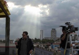 Carlos Cuarón on the set of Besos de azúcar