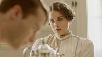 LUCY EATON in Murder Maps (Netflix)