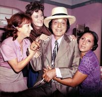 Dorinha Duval, Ida Gomes, Paulo Gracindo, and Dirce Migliaccio in O Bem-Amado (1973)