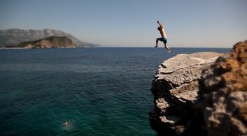 Alex Holdridge and Linnea Saasen in Meet Me in Montenegro (2014)