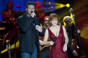 Reba McEntire and Blake Shelton in Blake Shelton's Not So Family Christmas (2012)