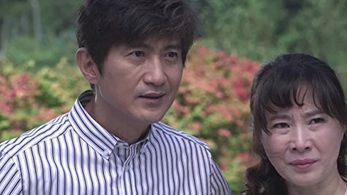 Ahn Nae-sang and Hwang Young-hee in Band of Sisters (2017)