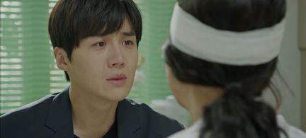 Nam Gi-ae and Kim Seon-Ho in Catch the Ghost (2019)