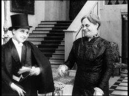 Margarete Kupfer and Ossi Oswalda in I Don't Want to Be a Man (1918)