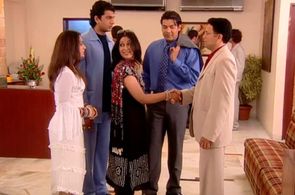 Ali Hassan, Shabbir Ahluwalia, Sakshi Tanwar, Tina Parekh, and Kiran Karmarkar in Kahaani Ghar Ghar Kii (2000)