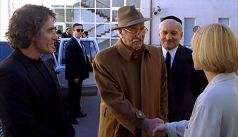 Valeriy Garkalin, Vera Glagoleva, and Vladimir Zeldin in Zhenshchin obizhat ne rekomenduetsya (2000)