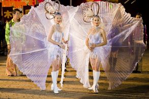 Yann Yann Yeo and Mindee Ong in 881 (2007)