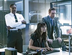 Ernie Hudson, Justin Kirk, and Caitlin Stasey in APB (2017)