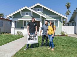 Tarek El Moussa in Flipping 101 (2020)