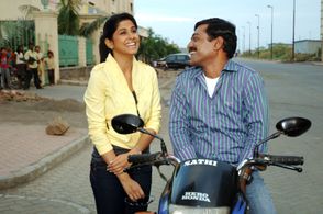 Sanjay Narvekar and Sai Tamhankar in Be Dune Saade Chaar (2009)
