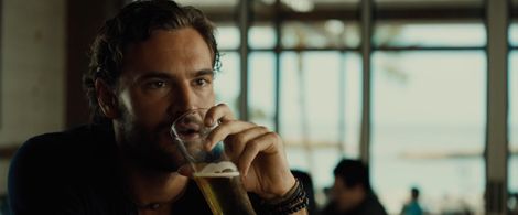 Tom Bateman in Snatched (2017)
