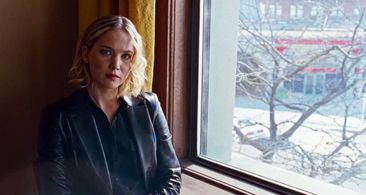 Jennifer Lawrence in scene with Bill Thorpe in JOY