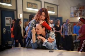 Demet Evgar and Ceren Moray in The Yard: 44.Bölüm Final (2019)