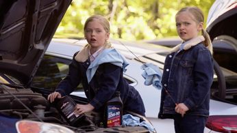 Ella Allan and Mia Allan in Single Parents (2018)