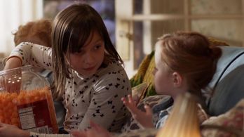 Still of Maya Bednarek and Presley Schrader in Shameless