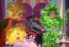 Sharon Baird, Joy Campbell, Martha Raye, Van Snowden, and The Krofft Puppets in The Bugaloos (1970)