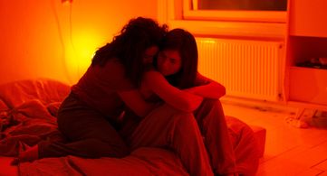 Hanna van Vliet and Jouman Fattal in Anne+ (2021)