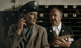 Renato Scarpa and Massimo Troisi in The Postman (1994)