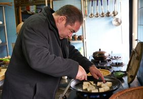 Emeril Lagasse in Eat the World with Emeril Lagasse (2016)