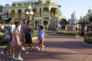 Laurence Fishburne, Anthony Anderson, Tracee Ellis Ross, Yara Shahidi, Marcus Scribner, Miles Brown, and Marsai Martin i
