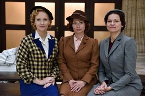 Anna Geislerová, Klára Melísková, and Gabriela Mícová in Zahradnictví: Rodinný prítel (2017)