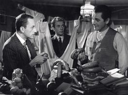 Zdzislaw Maklakiewicz and Adam Pawlikowski in One Room Tenants (1960)