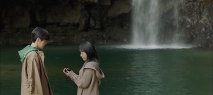 Moon Geun-young and Kim Seon-Ho in Catch the Ghost (2019)