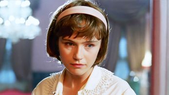 Francesca Neri in The Ages of Lulu (1990)