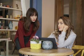 Özge Gürel and Öznur Serçeler in Dolunay (2017)