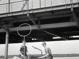 Carl Raddatz in Under the Bridges (1946)