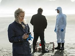 Neill Rea and Fern Sutherland in The Brokenwood Mysteries (2014)