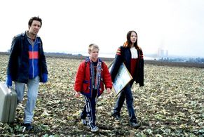 Paddy Considine, Dina Korzun, and Artyom Strelnikov in Last Resort (2000)