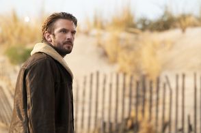 Dan Stevens in Solos (2021)